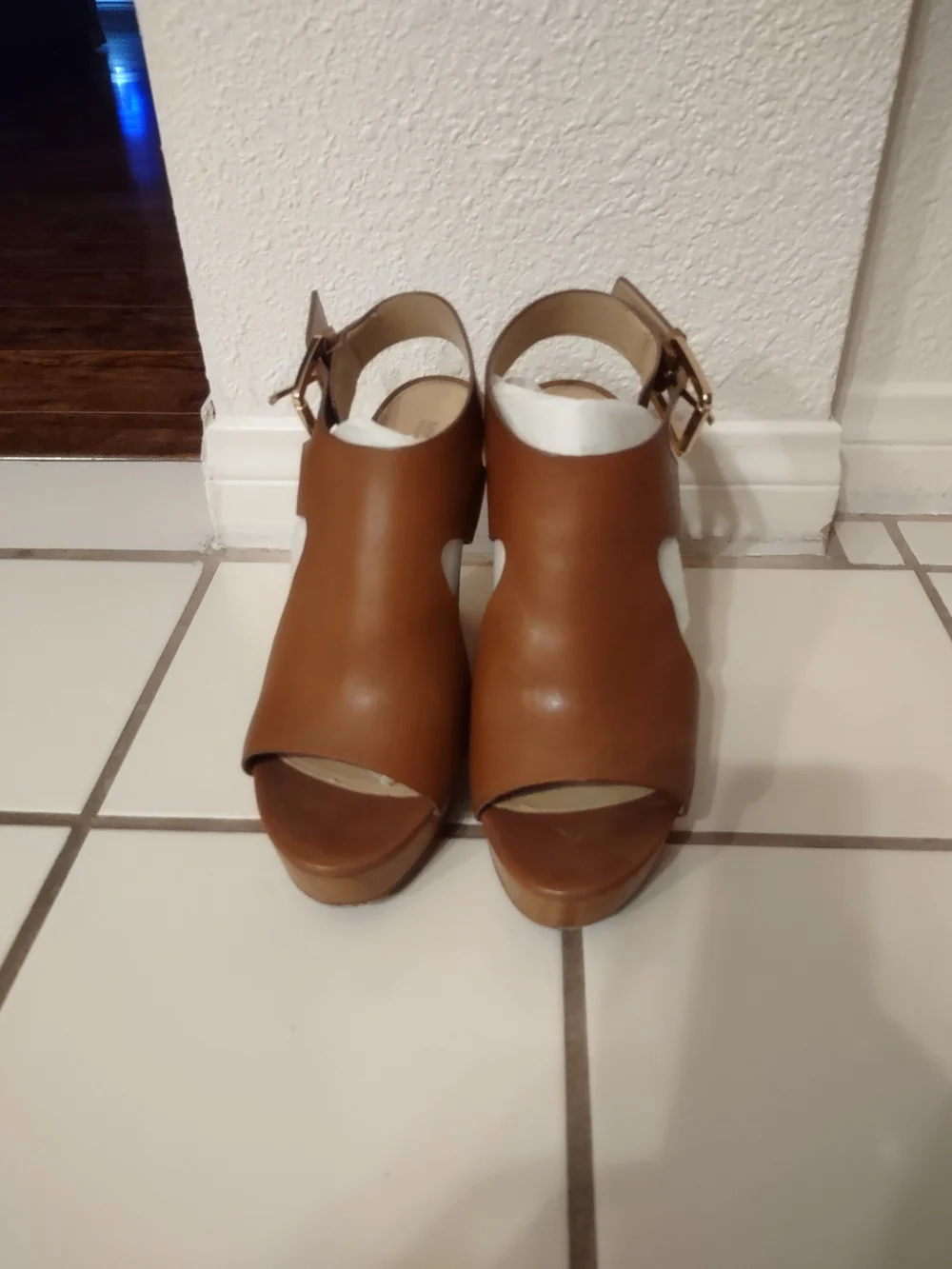 Micheal Kors Women’s Tan Leather Peep-Toe Platform Sandals with Buckle